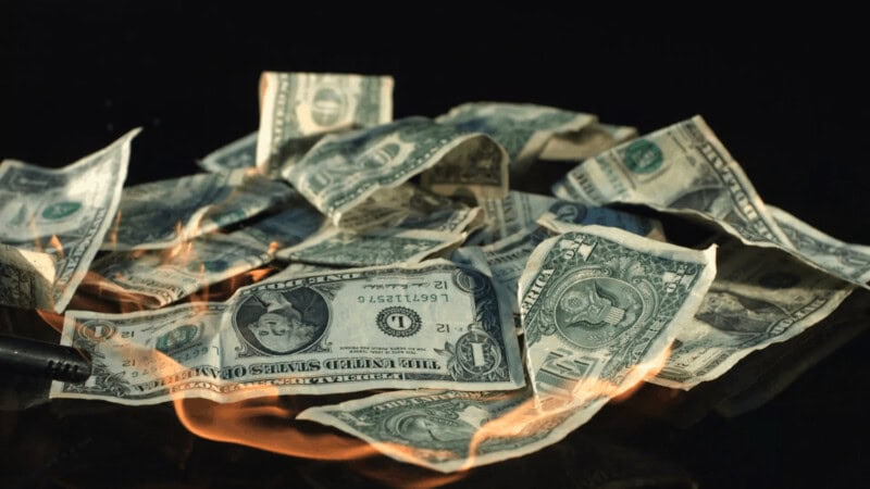 Gujranwala man burns his dollars to stabilise economy