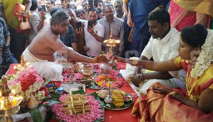 Hindu couple gets married at a mosque in India
