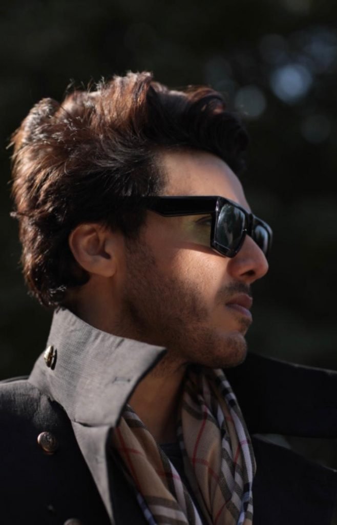 369 Likes, 19 Comments - Ahsan khan (@ahsankhan8440) on Instagram: “Hello  Good people #sharukkhan #for… | Square sunglasses women, Square sunglass,  Sunglasses women
