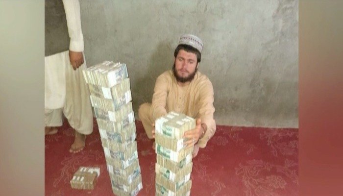 Taliban snatch three billion Pakistani rupees from Afghan forces