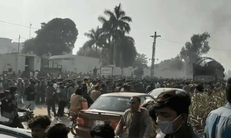 Sialkot mob lynches Sri Lankan factory worker to death, burns corpse over  blasphemy allegations - Pakistan - DAWN.COM