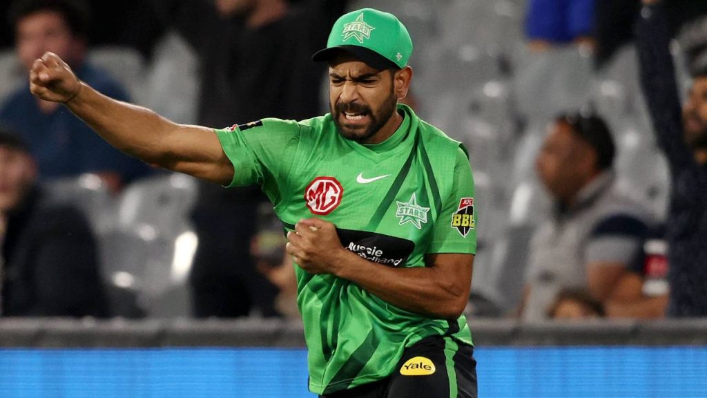 VIDEO: Haris Rauf takes a stunning catch in his second BBL match