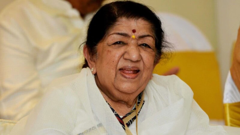 Veteran singer Lata Mangeshkar is on ventilator, Pakistani fans are praying for her recovery