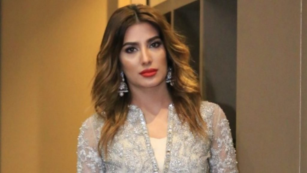 Mehwish Hayat slams fan for trying to wrap his arm around her