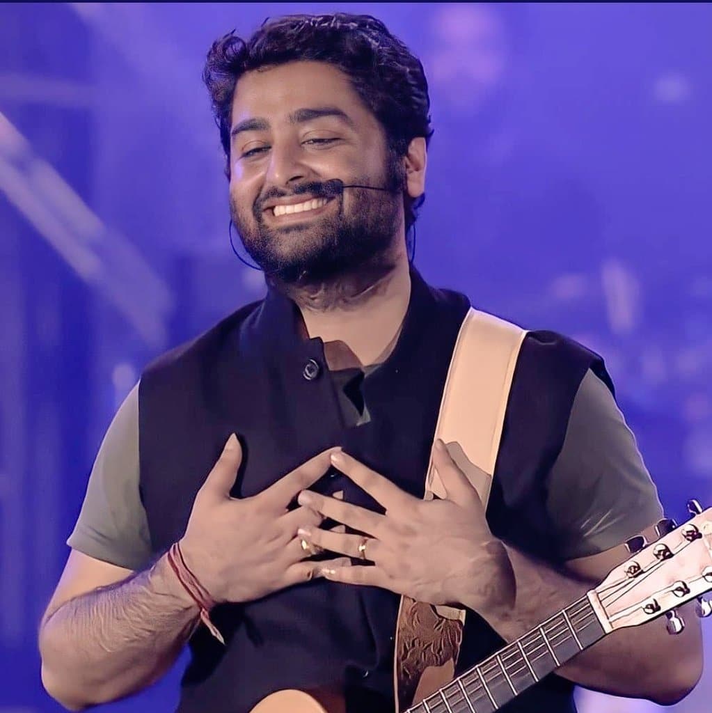 Arijit Singh melts hearts by connecting with Pakistani fan
