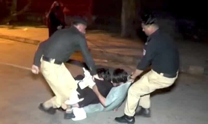 Karachi police manhandled 28 protesters for Baloch missing students, major outrage