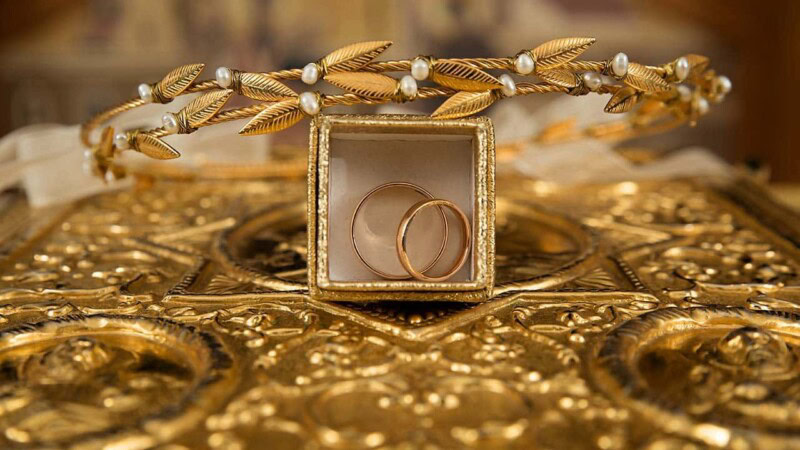 Gold price in Pakistan falls from record high to Rs256,800 per tola