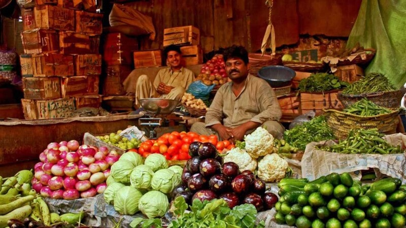 Weekly inflation rises with tomato prices up 27.14%, chicken 11.75%