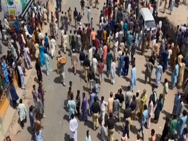 Video: Karachiites protest against load-shedding, clashes erupt between police protesters