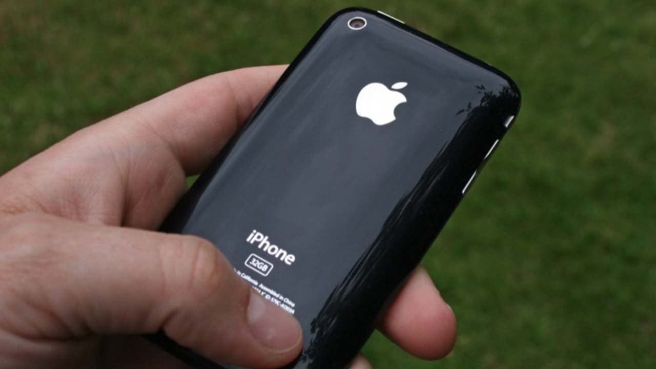 Lahore man puts 13-year-old iPhone 3GS for sale for Rs300,000