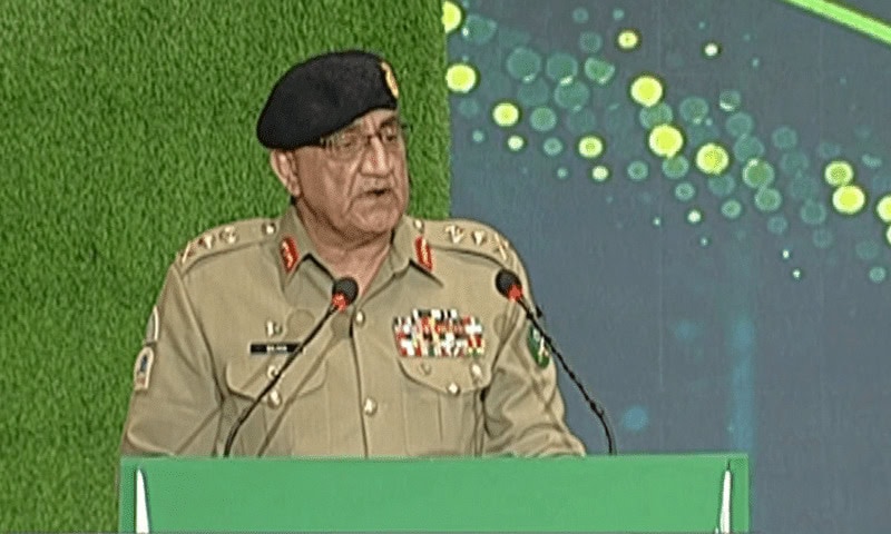 ‘Siyasat mein mudakhlat ghair aaini hai’: General Bajwa
