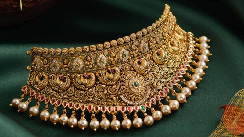 24-karat gold price dips slightly by Rs100 per tola