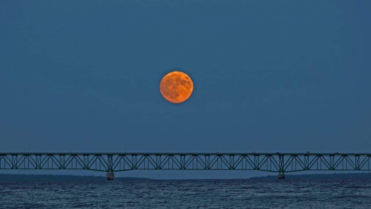 Pakistan mein “Super Blue Moon” kis waqt daikhein?