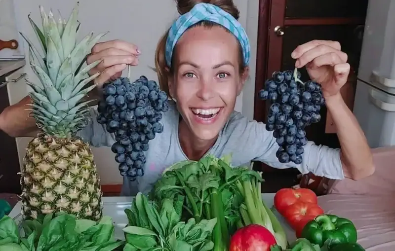 Influencer who ate only fruits died of malnutrition, friends say