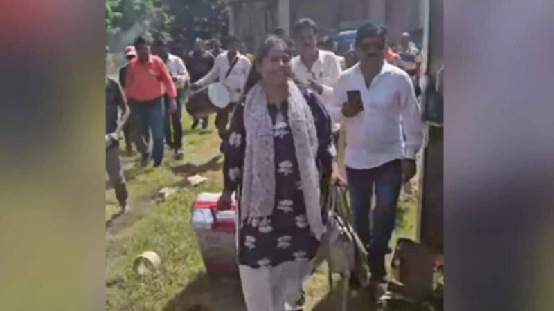 Indian father welcomes back divorced daughter with a ‘Baraat’