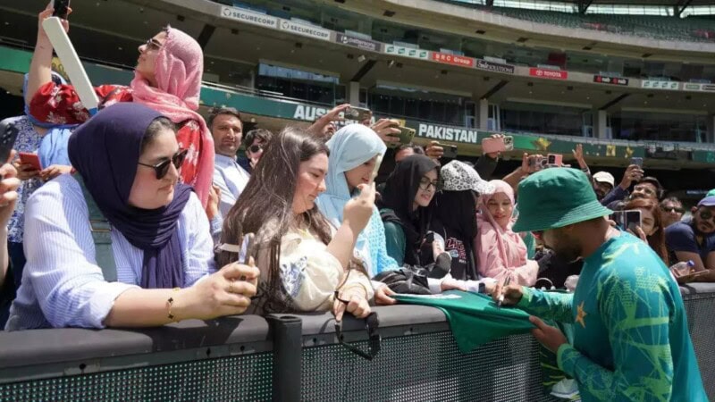 ‘Bhai, mujhay apki hat chahiye’; Babar’s adorable reply to female fan