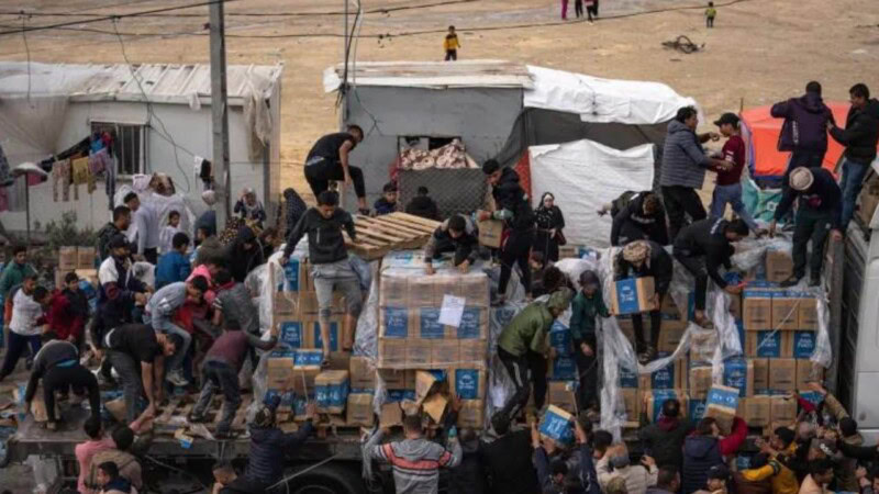 Palestinians forced to loot aid trucks as hunger crisis worsen