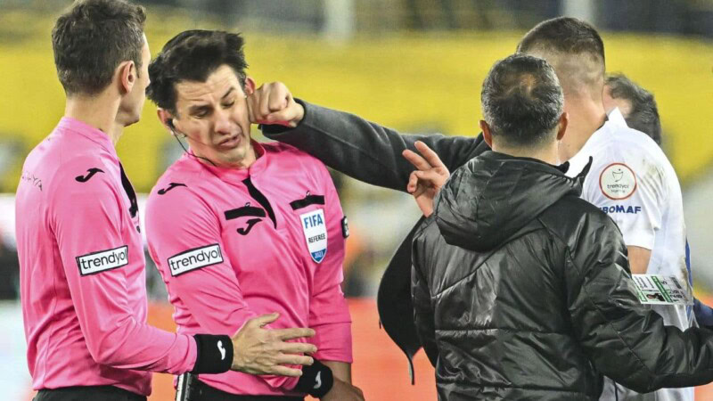 Video: President of Ankaragucu’s football team punched the referee