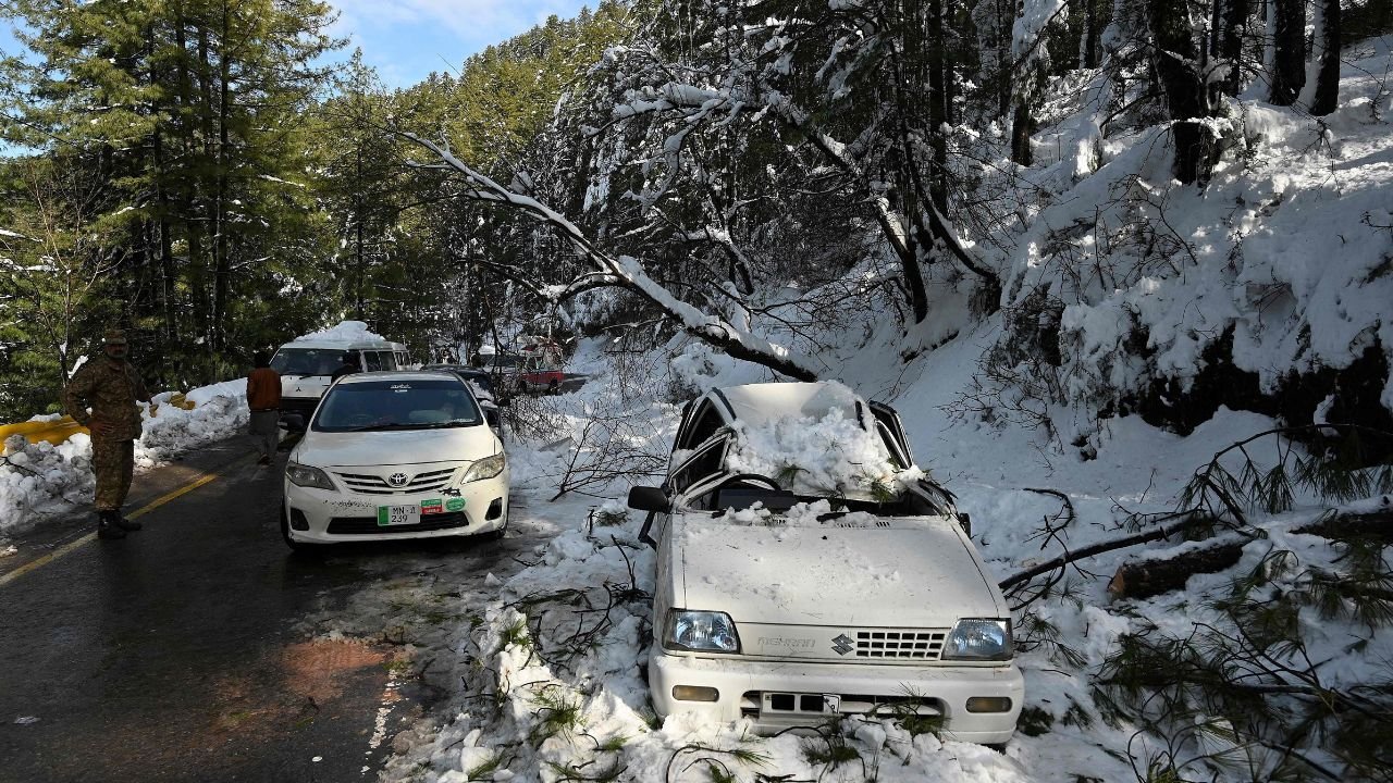 Don’t close car windows fully, advisory tells tourists in Murree