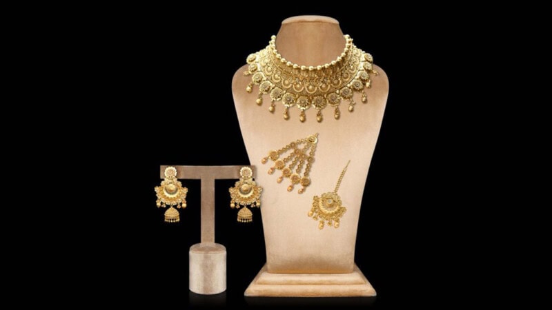Gold price falls Rs1,000 from historic high, now at Rs263,000 per tola