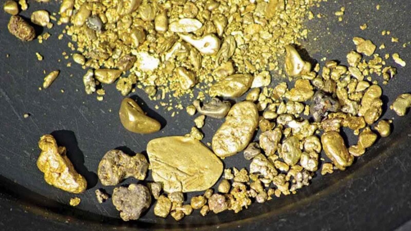 Gold prices rebound, increase by Rs3,100 per tola