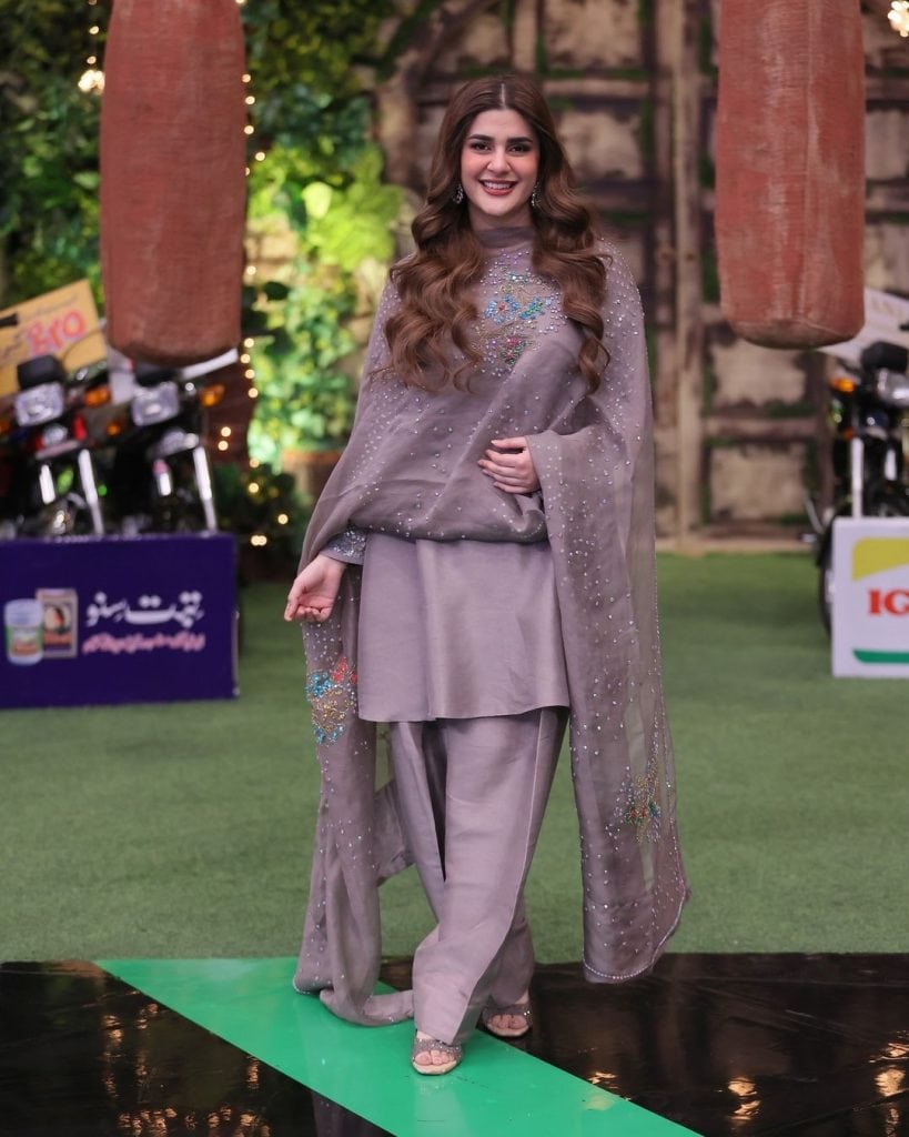 Kubra Rencber Fans love Kubra Khan’s simplicity in Jeeto Pakistan