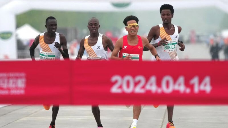 Video: Three African runners let Chinese opponent win in Beijing Marathon