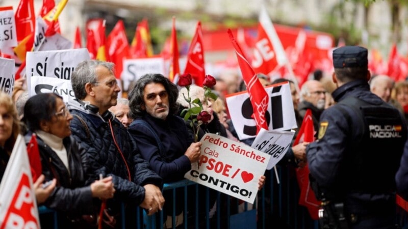 Spanish PM’s supporters turn out and beg him to stay