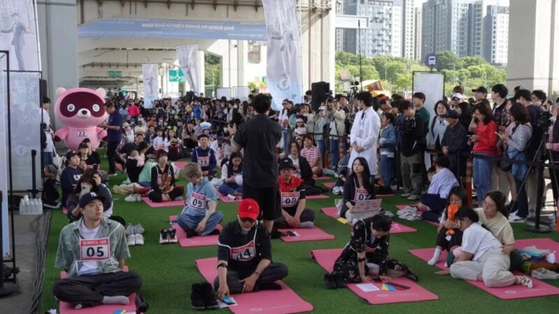 South Koreans contest to find out who is best at doing nothing
