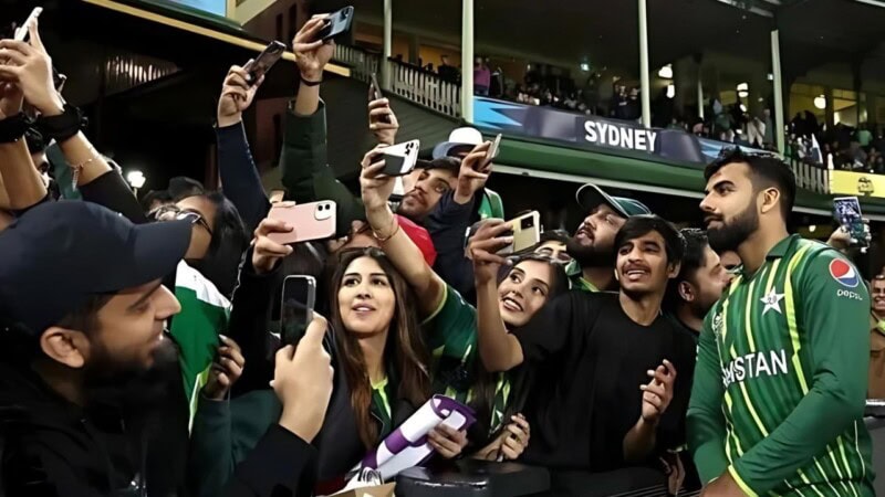 Fact-check: 25 dollars dein, Pak cricket team ke sath tasveer aur autograph lein