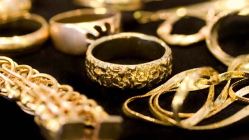 Gold price breaks losing streak, increases by Rs600 per tola to Rs275,500