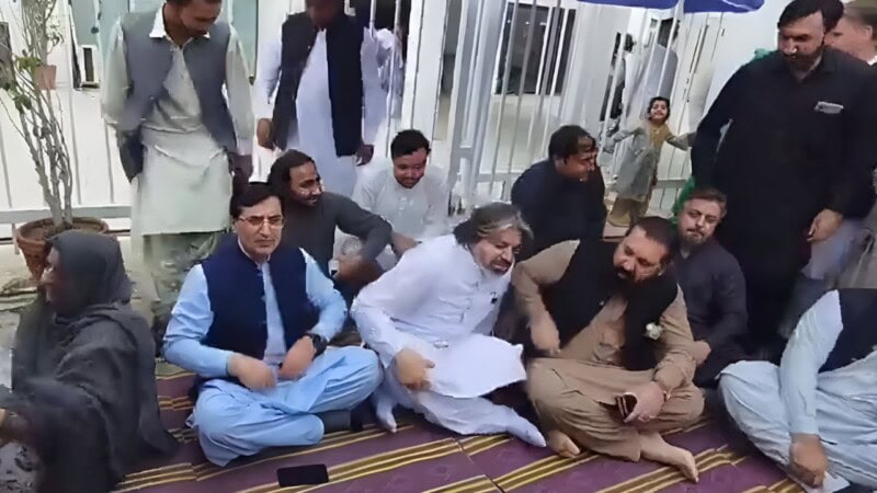 Bhook hartaal! PTI leaders to stay hungry from 3pm to 7pm to protest Khan’s arrest