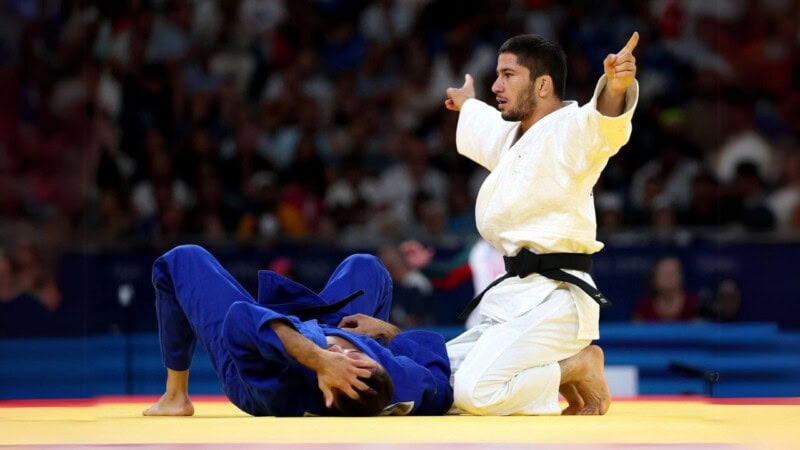Tajik Judo champion refuses to shake Israeli opponent’s hand after defeating him