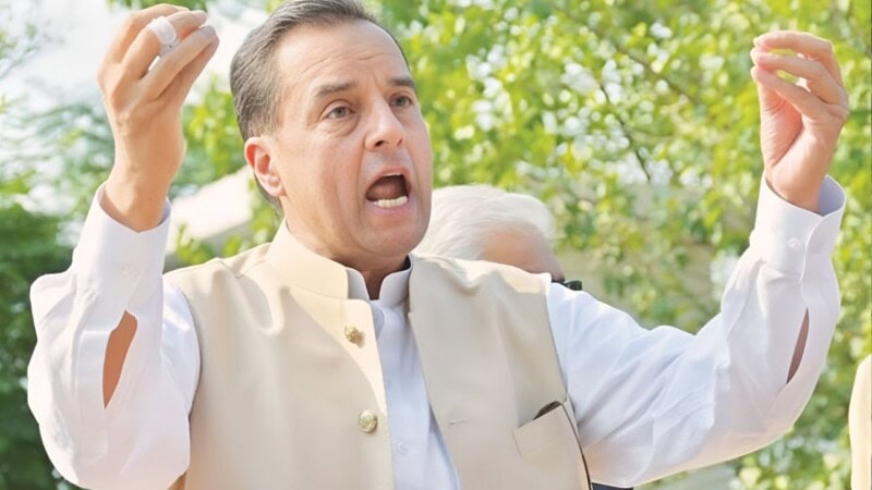 Captain Safdar urges Nawaz Sharif to hold Panama case judges accountable