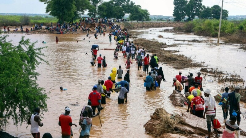 Floods displace nearly 950,000 in west Africa