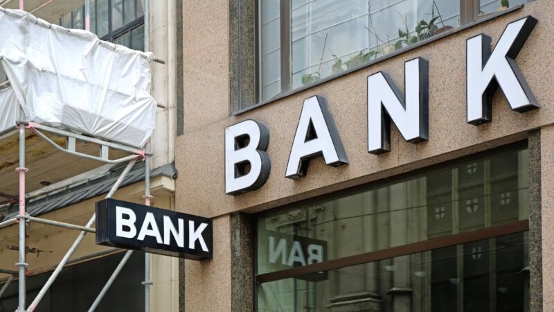 Banks play cat-and-mouse with Islamabad, cutting deposits over boosting loans