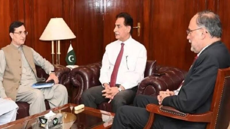 Govt, PTI break ice as much-awaited negotiations begin