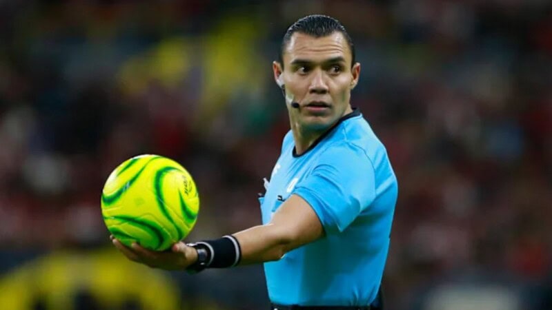 Mexican referee banned after asking Messi for autograph