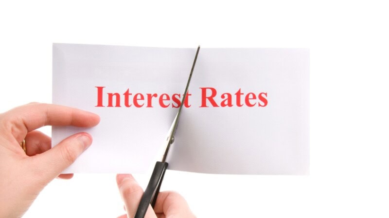 Analysts foresee yet another drop in interest rates: survey
