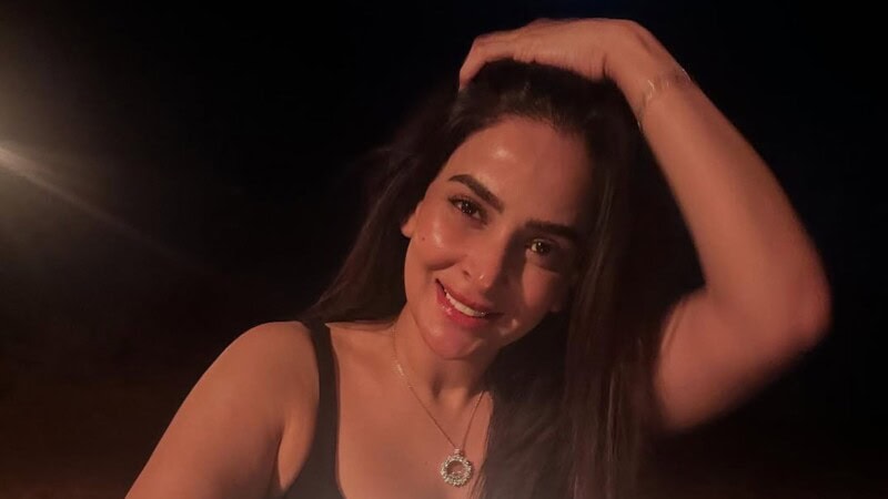 Saba Qamar celebrates quiet  birthday with cake by a pool