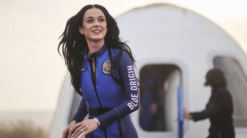 Katy Perry roars into space on all-woman flight