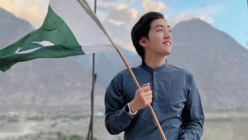 South Korean singer Kim Dawood offers prayers for Pakistan’s safety