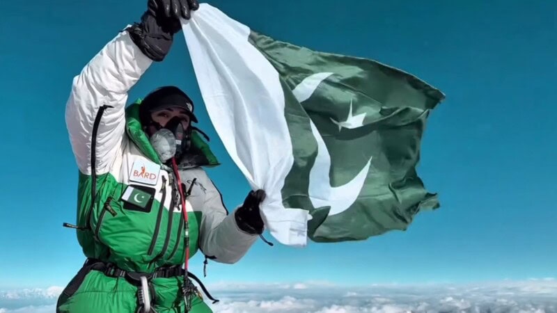 VIDEO: Mountaineer Naila Kiani waves Pakistani flag on Indian border peak