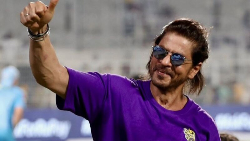 Shah Rukh Khan signs two Pakistani players for Knight Riders