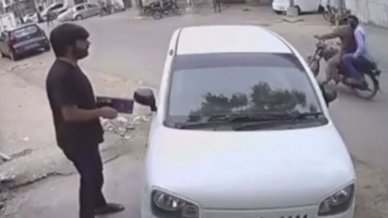 VIDEO: Robbers loot Rs3 million at gunpoint in Karachi’s DHA