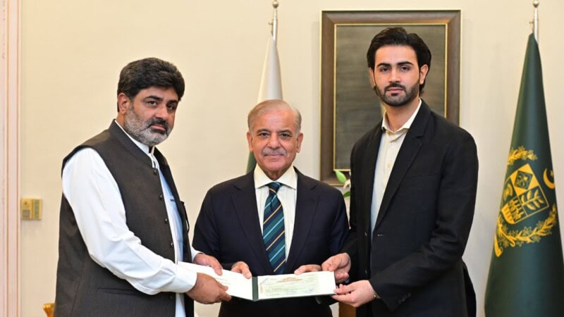 PM Shehbaz gives Rs5 million to Shahzaib Rind’s father after criticism