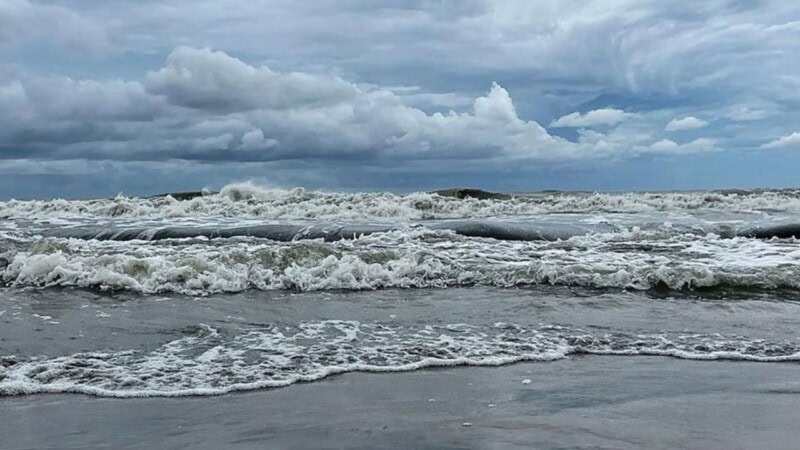 Huge quake off Russia sparks Pacific tsunami warnings