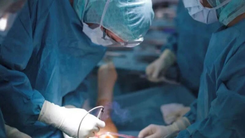 Karachi doctor donates kidneys of only son after fatal crash, saves two lives