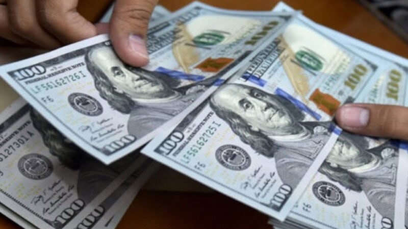 Govt’s Rs250 dollar target falls flat as greenback holds steady at Rs284