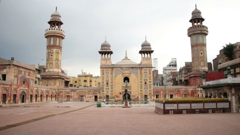 FIR against model, photographer for ‘violating sanctity of Wazir Khan Mosque’